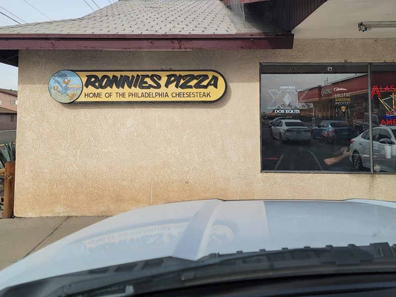Ronnie's Pizza exterior