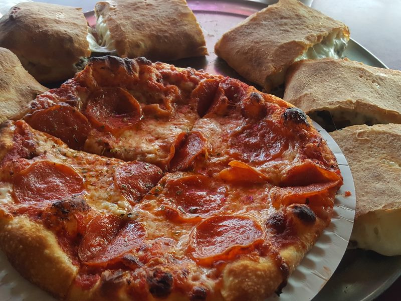 Ronnie's Pizza food